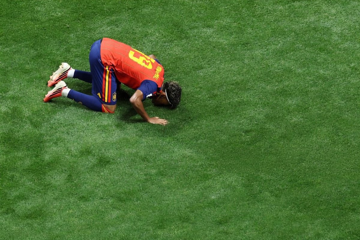 ftt_one1's tweet photo. لاعبي منتخب المغرب رجال 
وحتى اللي اصلهم مغربي ويمثلو بلد ثاني رجال 

مستحيل تشوفون زيدان او بن زيمة او مبابي او شرقي لما يسجلو يسجدو 🤷🏻‍♀️

حابين يبانو فرنسيين اكثر من الفرنسيين ولما تنتهي قيمتهم ترميهم وتقولهم افارقة لا قمية لكم https://t.co/mbBg3IYLRb