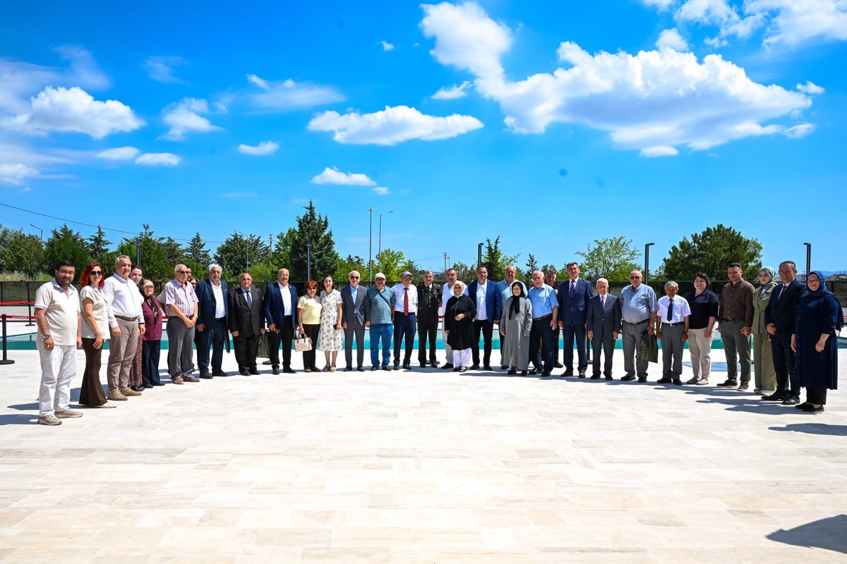 KirklareliAsh's tweet photo. Babalar Günü vesilesiyle; Valimiz Sayın Uğur Turan, kıymetli eşi Nihal Turan Hanımefendi, İl Müdürümüz Bilgin Özbaş ve il protokolünün katılımıyla, aziz şehitlerimizin kıymetli babaları, kahraman gazilerimiz, değerli babaları ve aileleriyle bir araya geldik.+++
@valikirklareli https://t.co/S4k8vCAEtB