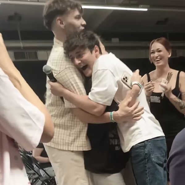 aminoahluv's tweet photo. his reaction is the cutest thing I ever seen🥺 https://t.co/q2gX0Ppqh1