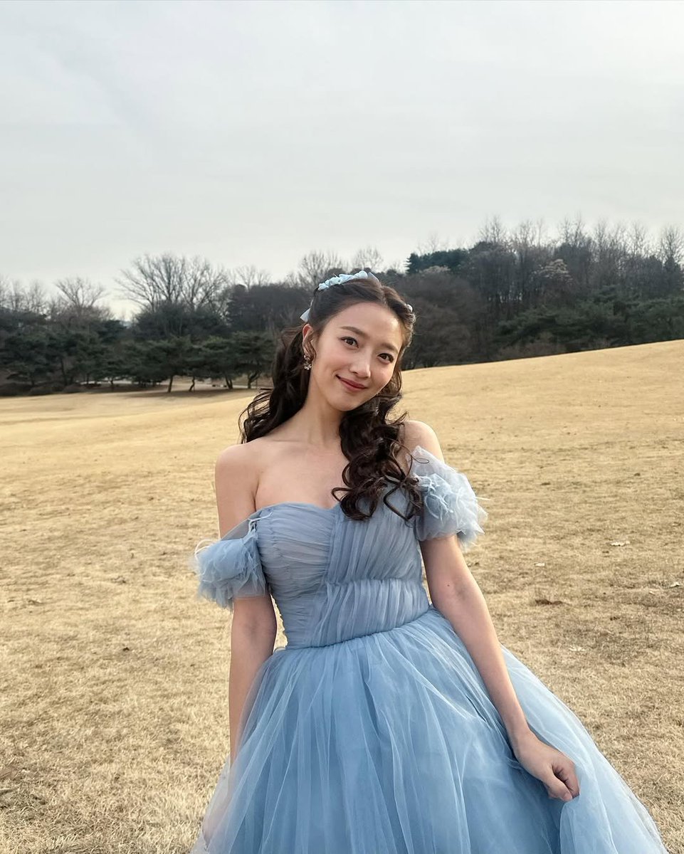 eunchaejung_'s tweet photo. Walking into my fairytale dream, one puffy blue moment at a time. It feels like magic out here in the open field, just waiting for the happy ending to begin. Who says princesses cannot be a little playful sometimes? This is definitely my Cinderella moment. 💙✨ https://t.co/1JWx9KFNpg