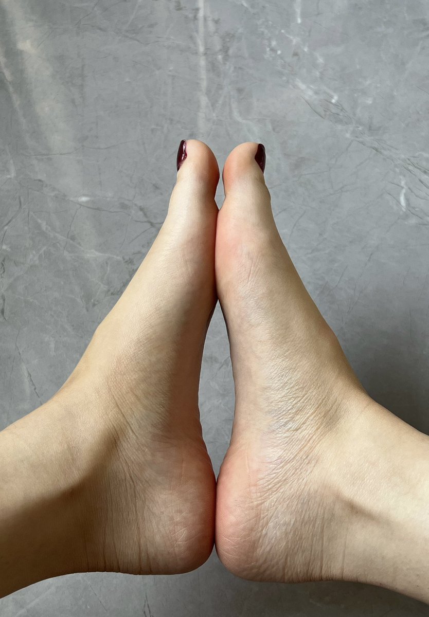 jiaodimaster's tweet photo. 172 38 气质校花的骚脚底 平时���里的男生的意淫对象 没想到脚底这么嫩 https://t.co/oqA9ycHUj6