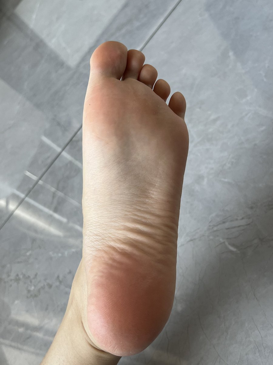 jiaodimaster's tweet photo. 172 38 气质校花的骚脚底 平时���里的男生的意淫对象 没想到脚底这么嫩 https://t.co/oqA9ycHUj6
