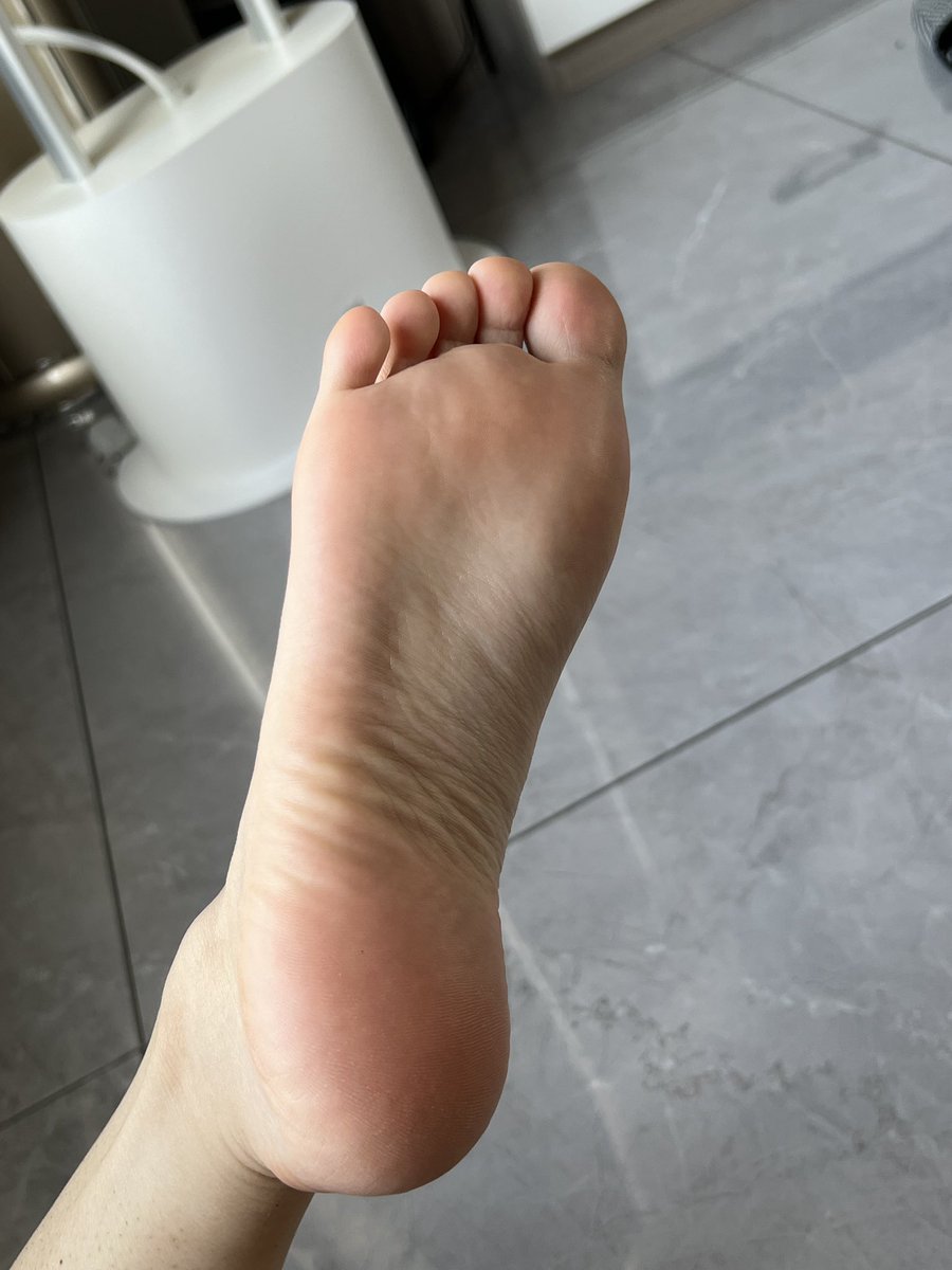 jiaodimaster's tweet photo. 172 38 气质校花的骚脚底 平时���里的男生的意淫对象 没想到脚底这么嫩 https://t.co/oqA9ycHUj6