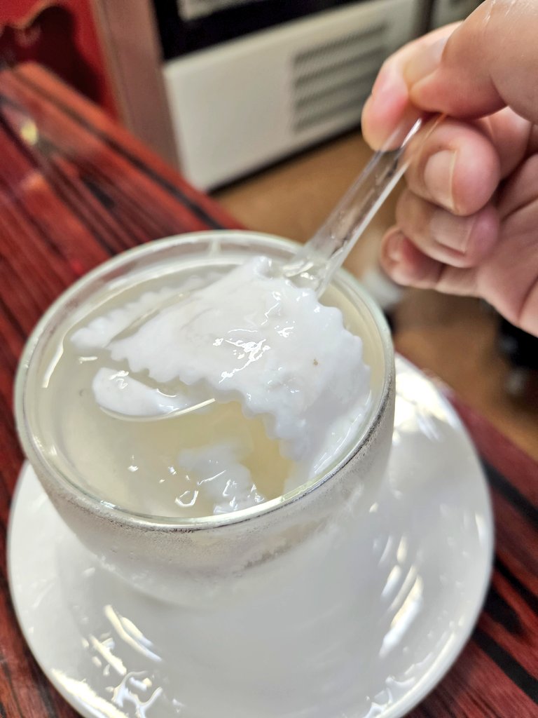 Alicesann's tweet photo. 🇲🇴マカオで #ココ活 🥥
椿さんと行った「山海堂」
ここのココナッツプリンはヤバすぎる。
上層のココナッツウォータージュレは少々青みある香りとフレッシュでみずみずしい味わいが口の中でスーッと消えていく。
下層にはシャキシャキの果肉。ミルキー感抜群のミルク部分はバケツレベルで食べたい😍 https://t.co/30ewvmiHc7