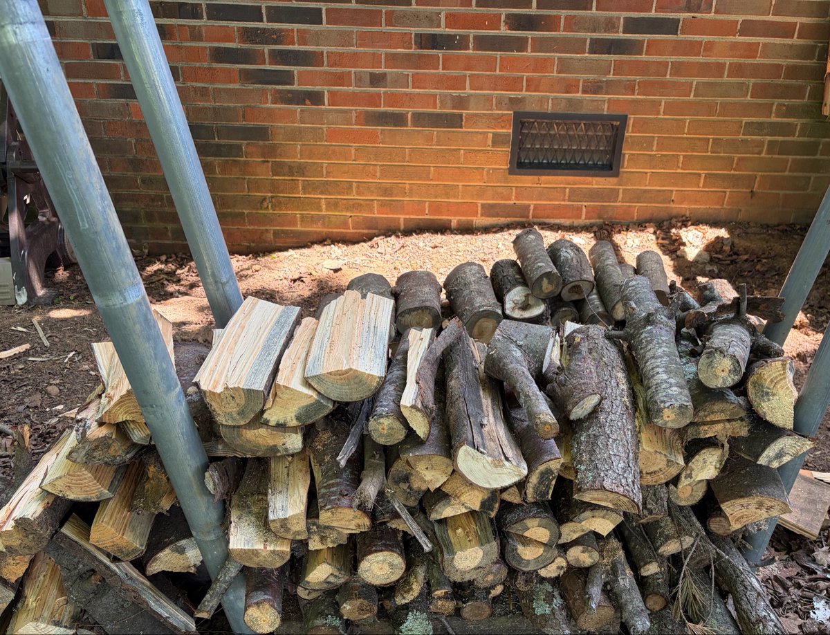KarpatPreds's tweet photo. Still building my makeshift holder for the wood, but doing good work with the axe for the bonfire and prepping for sauna💪🏼 🪓 https://t.co/dmRwabGBlo