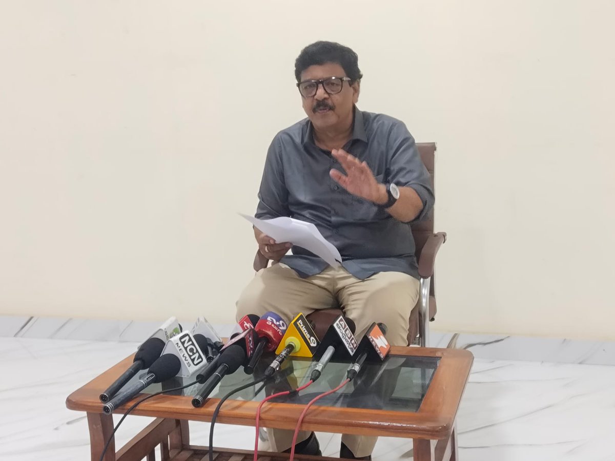 kanduladurgesh's tweet photo. వైసీపీ నేతలు నిర్వహిస్తున్నవి "ఆత్మీయ సమావేశాలు" కావు... ప్రజల తిరస్కారం, రాజకీయ భవిష్యత్తుపై భయంతో చేసుకుంటున్న "ఆత్మావలోకన సమావేశాలు" మాత్రమే. ఐదేళ్ల @YSRCParty పాలనలో కాపు కార్పొరేషన్‌ను నిర్వీర్యం చేసి, విదేశీ విద్య పథకాలను ని���ిపివేసి, కాపు యువత భవిష్యత్తుతో చెలగాటమాడిన నాయకులకు నేడు కాపు సమాజం గురించి మాట్లాడే నైతిక హక్కు లేదు.

పిఠాపురం ప్రజలు ఘన విజయం అందించిన జనసేన అధినేత, ఉప ముఖ్యమంత్రి శ్రీ పవన్ కళ్యాణ్ గారిపై వ్యక్తిగత విమర్శలు చేయడం వైసీపీ నేతల రాజకీయ నిరాశకు నిదర్శనం. ప్రజాస్వామ్యంలో ఎక్కడినుంచైనా పోటీ చేసే హక్కు ప్రతి నాయకుడికీ ఉంది, ప్రజల ఆశీర్వాదంతోనే పవన్ కళ్యాణ్ గారు చారిత్రాత్మక వి��యాన్ని సాధించారు. కార్యకర్తలను గౌరవించడం జనసేన పార్టీ సిద్ధాంతం, సామాన్య కార్యకర్త కొట్టె సాయిని ఆదుకుని, నేడు ఆలయ ఛై��్మన్ స్థాయికి తీసుకువచ్చిన చరిత్ర జనసేన పార్టీది.

"దేశం, సమాజం బాగుండాలి... నన్ను కులాల చట్రంలో బంధించవద్దు" అనే పవన్ కళ్యాణ్ గారి ఉన్నత భావజాలాన్ని వక్రీకరించి రాజకీయ లబ్ధి పొందాలని ప్రయత్నించడం వైసీపీ నాయకుల దిగజారుడు రాజకీయాలకు నిదర్శనం. కులాల పేరుతో సమాజాన్ని మభ్యపెట్టే ప్రయత్నాలు ఇక సాగవు, ప్రజలు నిజాలను గమనిస్తూనే ఉన్నారు, స్వార్థ రాజకీయాల కోసం కాపు సమాజాన్ని ఉపయోగించుకోవాలని చూస్తే ప్రజలే తగిన బుద్ధి చెబుతారు.

@PawanKalyan @JanaSenaParty @JSPShatagniTeam
