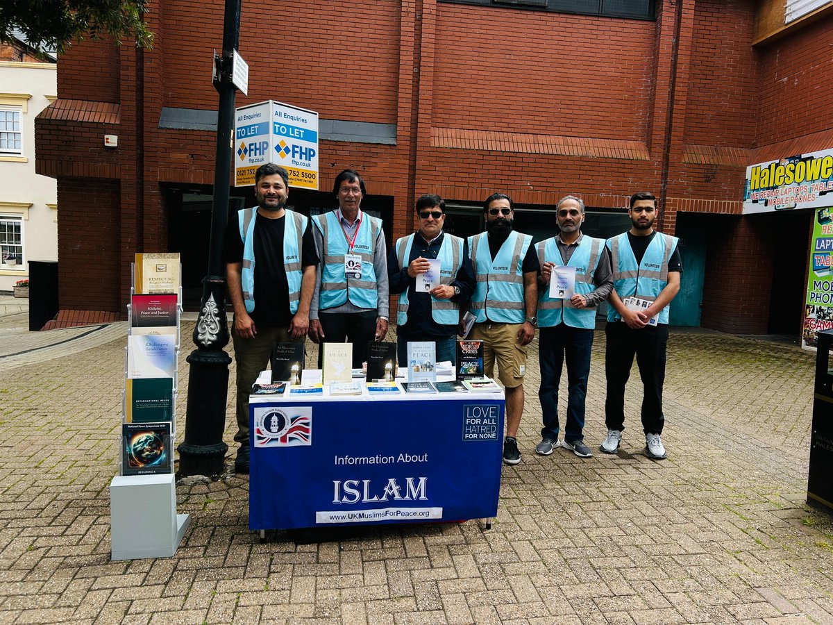 amea_wm's tweet photo. Ahmadiyya Muslim Elders Association Dudley chapter organised an outreach activity on 20.06.2026 in Halesowen Centre to spread the peaceful message of Islam and promissed Messiah, Mirza Ghulam Ahmad from Qadian.
#stopww3
@Ansarullah_UK
@ukmuslims4peace
@AMEA_UK https://t.co/MXBaGBPbaA