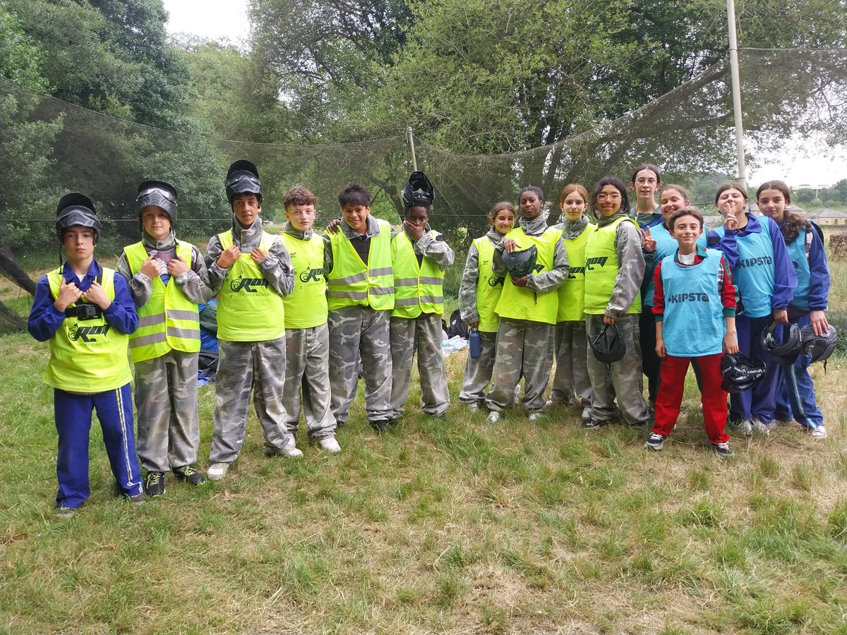 IESMonteCastelo's tweet photo. 🏆O alumnado de 1ºESO A foi unha das aulas gañadoras da campaña "Eu, a pé ao cole". Como premio, desfrutaron dunha xornada de paintball en Roq Park. O centro agradece ao #concellodeburela e á alcaldesa Carmela López o impulso desta iniciativa e a súa felicitación ao alumnado. 🚶 https://t.co/V42i1Ud999