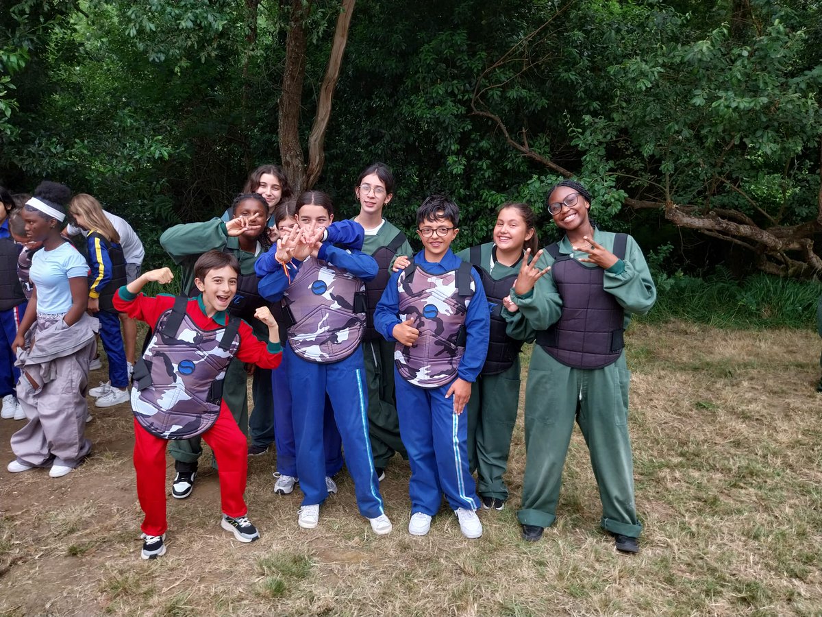 IESMonteCastelo's tweet photo. 🏆O alumnado de 1ºESO A foi unha das aulas gañadoras da campaña "Eu, a pé ao cole". Como premio, desfrutaron dunha xornada de paintball en Roq Park. O centro agradece ao #concellodeburela e á alcaldesa Carmela López o impulso desta iniciativa e a súa felicitación ao alumnado. 🚶 https://t.co/V42i1Ud999