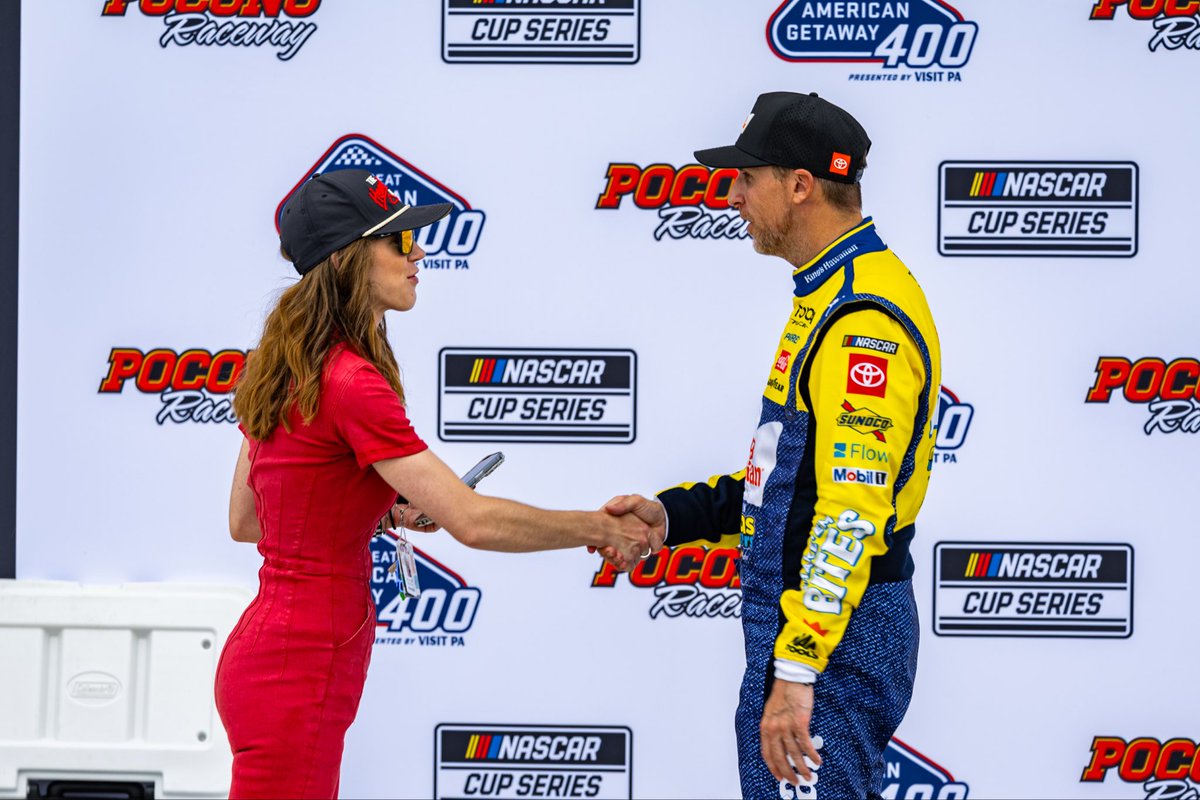 4xfore_'s tweet photo. “FORE”. TIMES. SOLD. OUT. 😝🏁🦊

Thank you to everyone who made this #NASCAR Weekend so INCREDIBLE💚 

I’m so grateful I got to capture every second of the action📸💨

#PoconoRaceway #NascarCupSeries #DennyHamlin #RossChastain #Poconos https://t.co/whrKSTPycJ