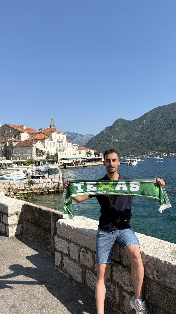 Sametyslyrt1963's tweet photo. Gittiğiniz her yerde seninleyiz #Teksas #Bursaspor https://t.co/URrR43fvln