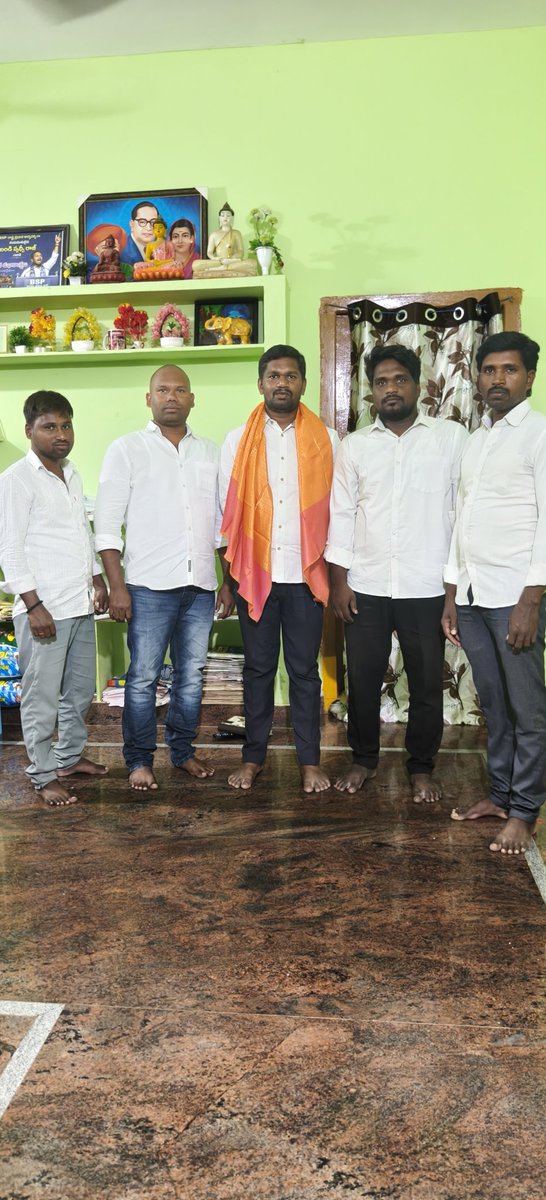 Bandi_prudhvi's tweet photo. నాగర్ కర్నూల్ జిల్లా - అచ్చంపేట్ అసెంబ్లీ ఇంచార్జ్ లు కృపానందం, శ్రీకాంత్ గార్లు మరియు అసెంబ్లీ కమిటీ నాయకులు శ్రీను, నాగేష్ గార్లచే ఆత్మీయ సన్మాన కార్యక్రమం.
#JoinBsp
#GenZ
#ibramshekar
#bsptelangana
#BspIndia https://t.co/oyM4p6mbAn