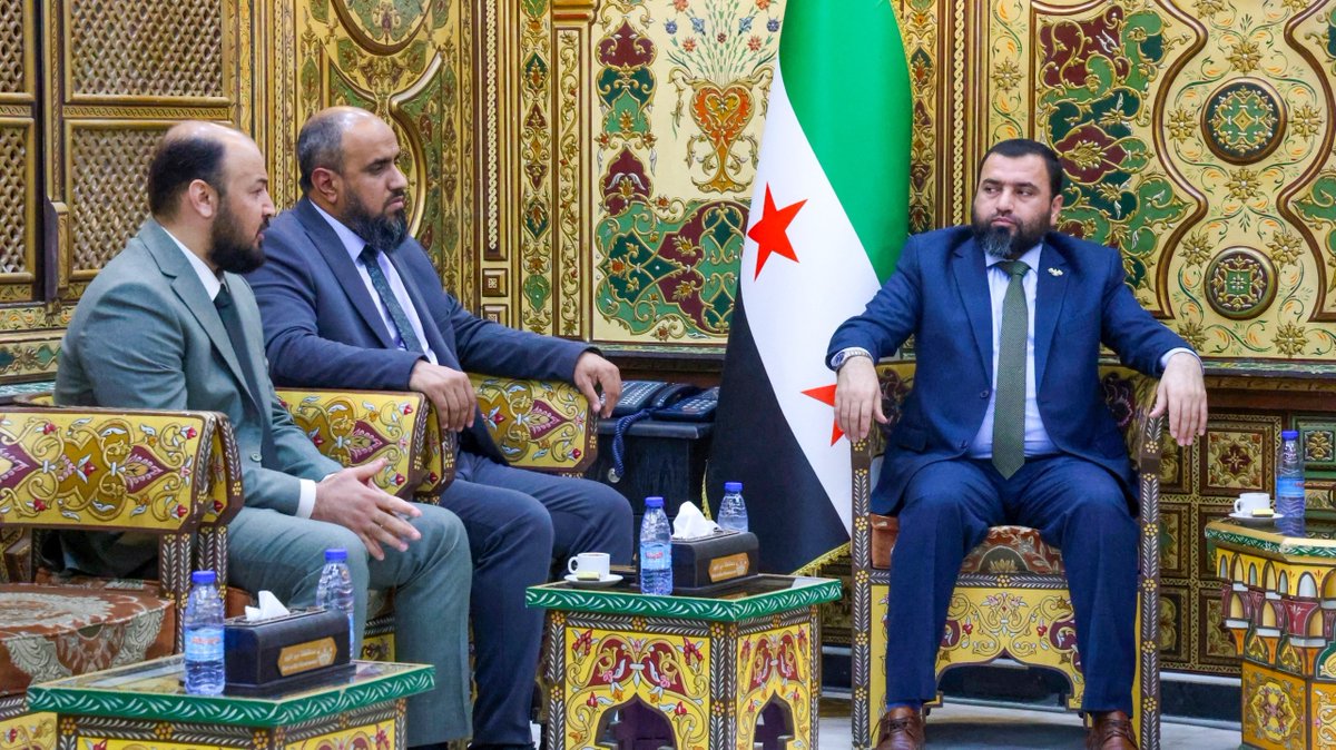 SyCOFCAI's tweet photo. أجرى رئيس الهيئة المركزية للرقابة والتفتيش، المهندس عامر العلي، زيارة إلى محافظة دير الزور، عقد خلالها لقاءً مع المحافظ، السيد زياد العايش، بحضور معاون رئيس الهيئة الأستاذ ياسر الحسين، ورئيس فرع الهيئة بدير الزور السيد ياسر العصمان ، وعدد من مسؤولي المحافظة.

وتناول الاجتماع بحث واقع عمل المؤسسات الخدمية في المحافظة، وسبل تعزيز الدور الرقابي، بما يضمن رفع مستوى الأداء الحكومي، وينعكس إيجاباً على جودة الخدمات المقدمة للمواطنين.

#الجمهورية_العربية_السورية
#الهيئة_المركزية_للرقابة_والتفتيش