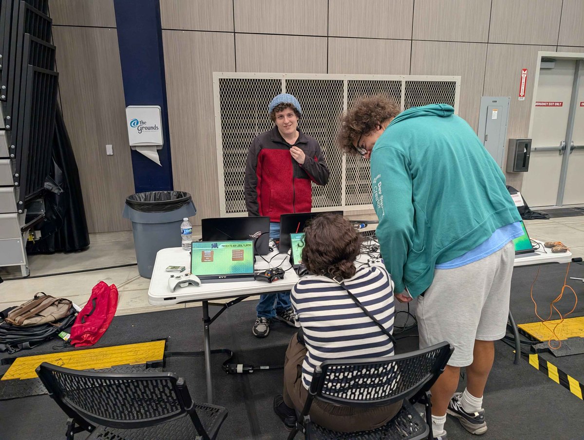 sacgamedevs's tweet photo. Hanging out at Fire and Ice RGX playing some indie games! https://t.co/RfJ0faIwCX