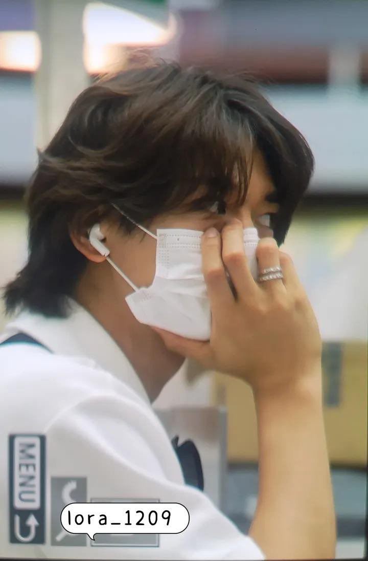 taem_minute's tweet photo. ✈️… 💍…… 🤔??? https://t.co/FBetF3YLhR
