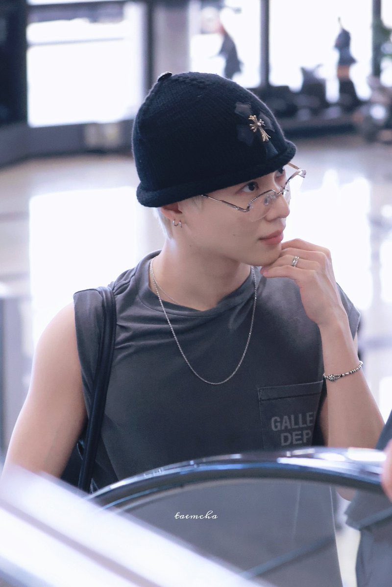 taem_minute's tweet photo. ✈️… 💍…… 🤔??? https://t.co/FBetF3YLhR