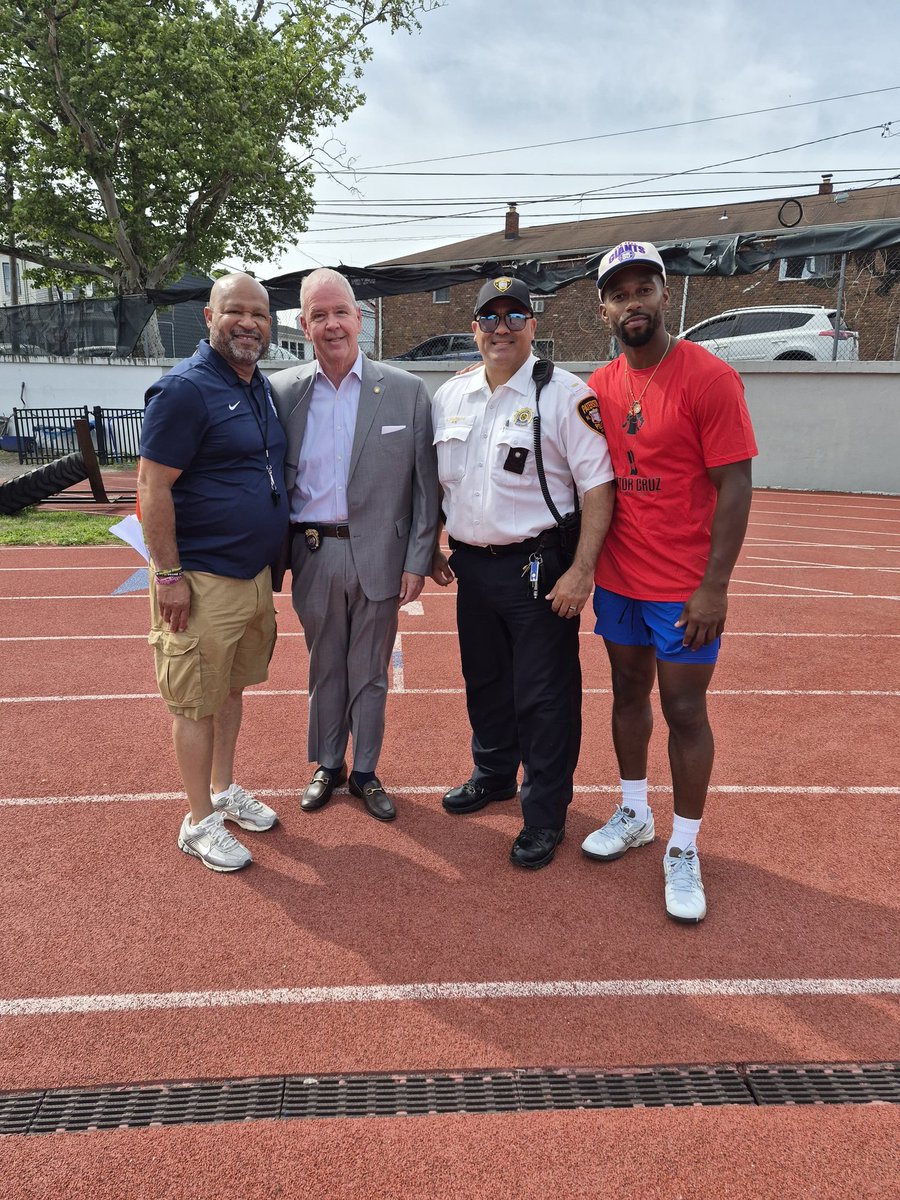 BenjieWimberly's tweet photo. I want to thank @TeamVic @GiantsCRDept for hosting his Annual Football Camp at Dr. Gerald E. Glisson Fieldhouse/Baurle Field! A special thanks to Bri, Paterson Recreation, Zone6ix & the Volunteer Coaches! #TeamVic #PatRec #Zone6ix https://t.co/njzhfVfL6m