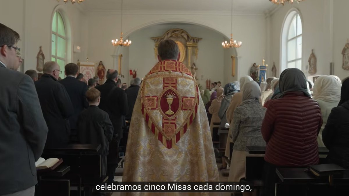 CarlosOlivoV's tweet photo. TERCER EPISODIO
del documental sobre la FSSPX
Esta capilla de la Fraternidad en Polonia se ha quedado tan pequeña, que hay fieles siguiendo la misa en el atrio.
Notad la solemnidad. Notad que incluso gente humilde se viste para la misa. También observad que los hombres se sientan de una lado y las mujeres de otro, cubiertas con velo.
Una belleza ❤️