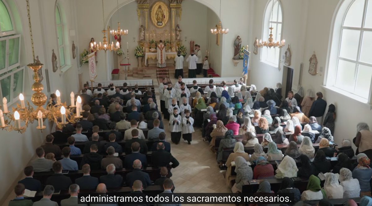 CarlosOlivoV's tweet photo. TERCER EPISODIO
del documental sobre la FSSPX
Esta capilla de la Fraternidad en Polonia se ha quedado tan pequeña, que hay fieles siguiendo la misa en el atrio.
Notad la solemnidad. Notad que incluso gente humilde se viste para la misa. También observad que los hombres se sientan de una lado y las mujeres de otro, cubiertas con velo.
Una belleza ❤️