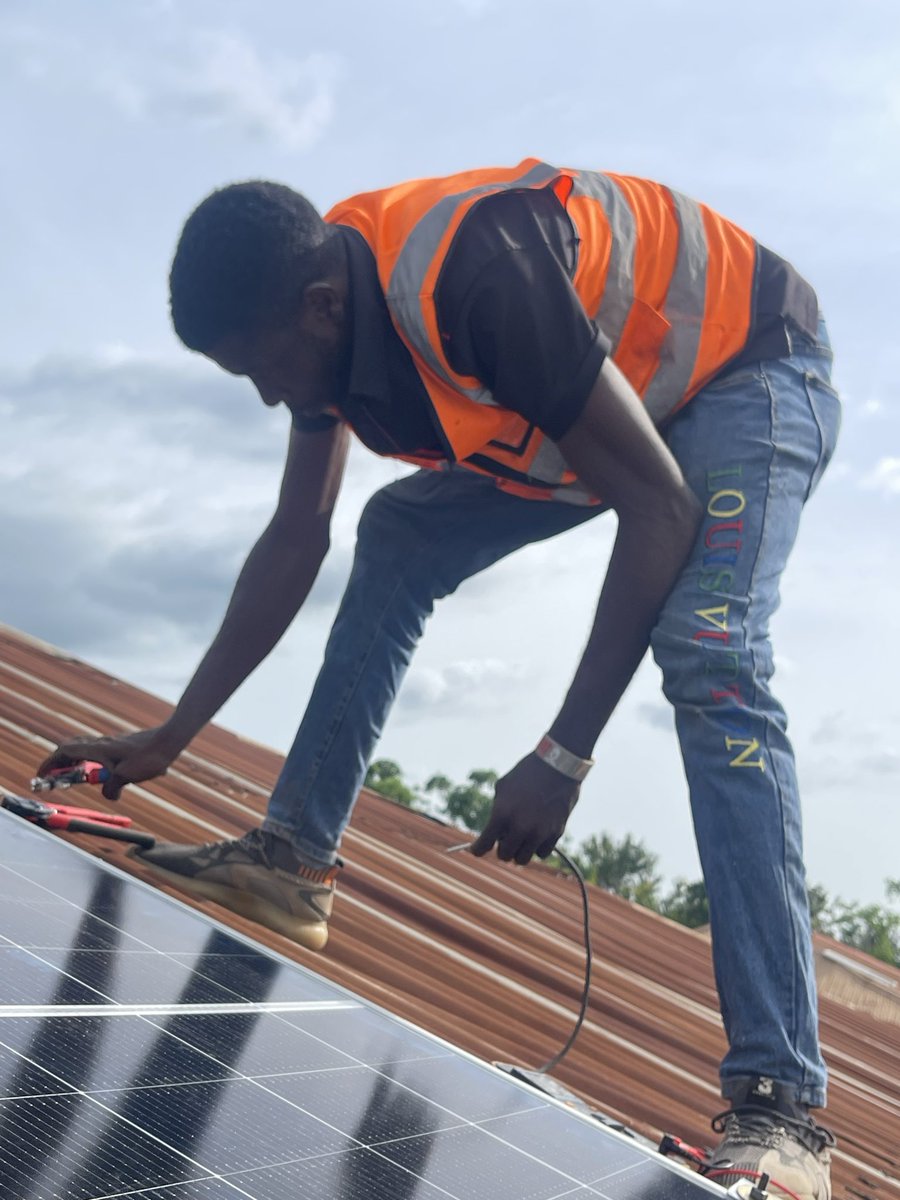 IamGiftedFA's tweet photo. Installation of 4.2kw hybrid inverter,  10unit of 500watt mono panel with 7.5kwh lithium battery https://t.co/EjrXSCw13q