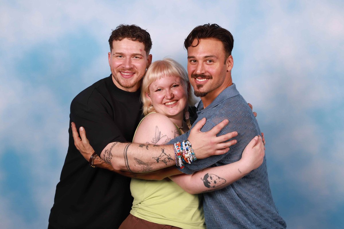 FlNEHEARTS's tweet photo. oliver put his wings on upside down i fear  and i almost tackled ryan on my way out of the photo op 🫶🏻 https://t.co/VR3a8Clq8h