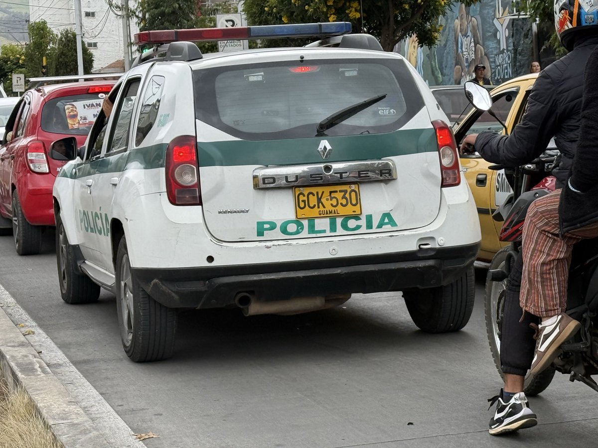 juanfe306_'s tweet photo. En la sede de Abelardo están entregando propaganda política y, está a la vuelta del comando. Una patrulla, una motorizada y ninguno hizo un culo. El tombo de esta camioneta hasta se aleteó https://t.co/qA3Ln5fCCp
