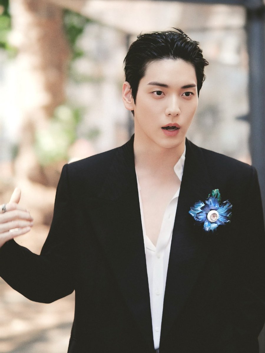 twelve05cm's tweet photo. everybody needs to see the photos in this thread. it's giving wedding day. and movie star. real main character energy. soobin's cinematic aura is INSANE.

🔗 https://t.co/fUaINjSo8B

SOOBIN FOR MILAN FASHION WEEK #SOOBINxDOLCEGABBANA #DolceGabbana #SOOBIN @dolcegabbana #DGSS27 https://t.co/8E755gJT5N