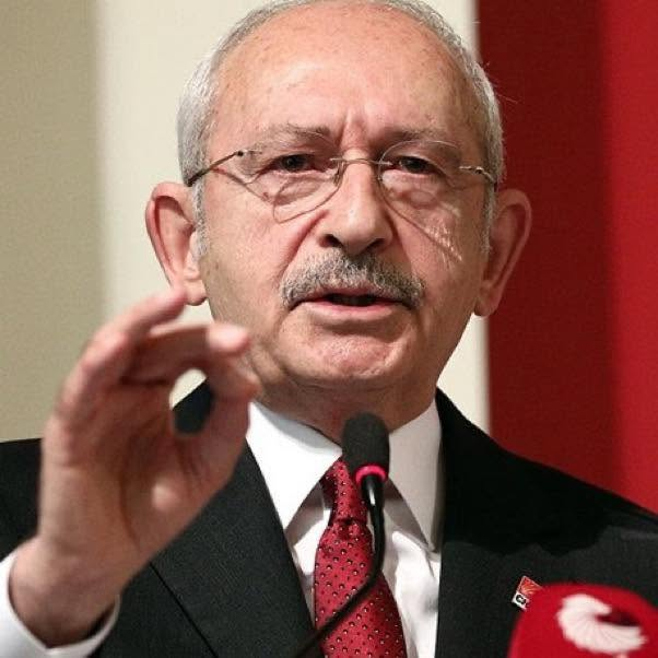 Bandral11's tweet photo. Ümit Zileli, bir yazısında konu aldığı Kemal Kılıçdaroğlu'nun kendisini arayıp düzeltme yapmak istediğini anlattı:
-Bay Kemal, o günkü yazımla ilgili arıyordu. Kısaca anımsatayım. “Makul adam Bay Kemal” başlıklı yazımda, ağırlıklı olarak 2014 cumhurbaşkanlığı seçimlerinde aday gösterilen “Ekmeleddin İhsanoğlu” konusuyla, değerli diplomat ve eski CHP milletvekili Onur Öymen’in, WikiLeaks belgeleri ve CIA raporuyla ortaya koyduğu “Kılıçdaroğlu’nun, Deniz Baykal komplosu sonrasında CHP’ye nasıl başkan olduğu” konusunu anlatmıştım…
-Yazımın girişinde ise şöyle demiştim: 13 yıllık genel başkanlığı döneminde 13 kez seçim kaybeden Bay Kemal’in aslında bu yıllar içinde yaptıkları, yapmadıkları, partiden kimleri uzaklaştırdığı, kimleri doldurduğu, partiyi “kurucu” çizgisinden nasıl uzaklaştırdığı, seçtiği danışmanları, ABD büyükelçileriyle baş başa otellerdeki muhabbetleri ciltler dolusu kitaba konu olur!
-Bay Kemal yazıma itiraz etmek için aramıştı… Yazdığım konular arasından yalnızca birine takılmıştı. Onu da şöyle açıkladı: Ben ABD büyükelçileriyle asla otel odalarında görüşmedim!
-Bay Kemal’in bu itirazı beni hem çok şaşırtmış hem de gülümsetmişti…
-Gerçekten böylesine medyanın diline düşmüş bir buluşmayı unutmuş olabilir miydi? Yanıt verdim: Eski ABD’nin Ankara Büyükelçisi Francis Ricciardone ile Ankara Sheraton otelinin gözden uzak bir köşesinde yalnızca bir tercüman eşliğinde 2,5 saat görüştünüz Kemal Bey! Telefonda tarihi hatırlayamamıştım ama onu da şimdi vereyim, 24 Ekim 2013!
-Atanmış genel başkan “bir parti liderinin büyükelçilerle görüşmesi, birlikte yemek yemesi normal değil mi?” sorusuyla yanıt verince devam ettim: Tabii ki normal. Ama gözden uzak köşelerde baş başa değil! Sizin makamınızda kurmaylarınızla ya da ABD büyükelçiliğinde yine kurmaylarınızla görüşebilirsiniz ancak böyle bir görüşme doğal olarak çok dikkati çekecektir ve çekti de!