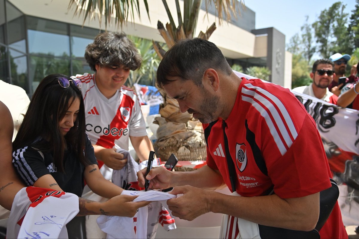 RiverPlate's tweet photo. 👋 ¡Hola, Alicante! 🤍❤️🤍 https://t.co/3hJUTDMxqr