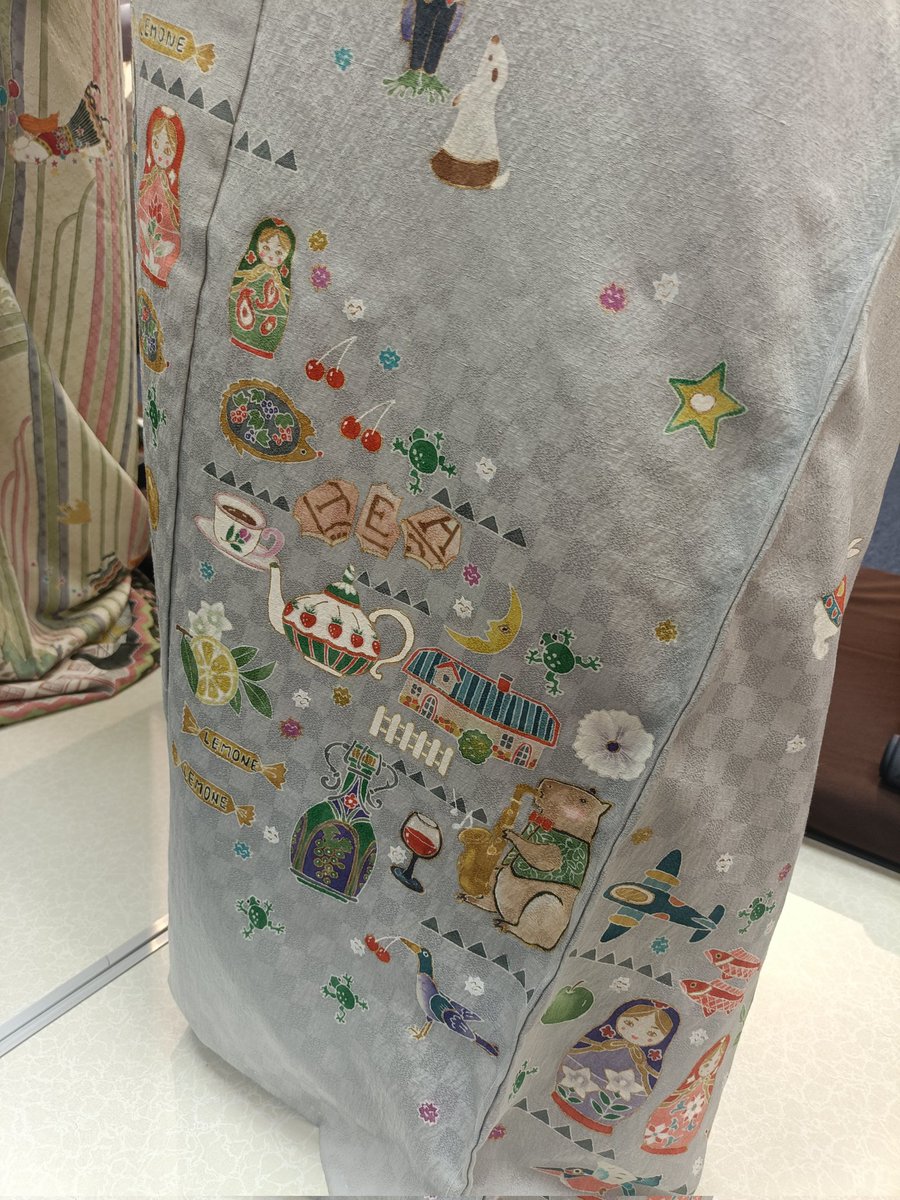 Q_v_Locanda's tweet photo. ギャラリーへ見に行ったマトリョーシカの訪問着とネコチャンの十二支の帯
これらを描いた友禅の作家さんと直接お話し出来てヤッピ〜〜 https://t.co/ipSFjn6tkv