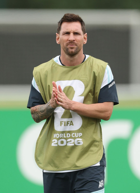 KING MESSI 10 tweet media