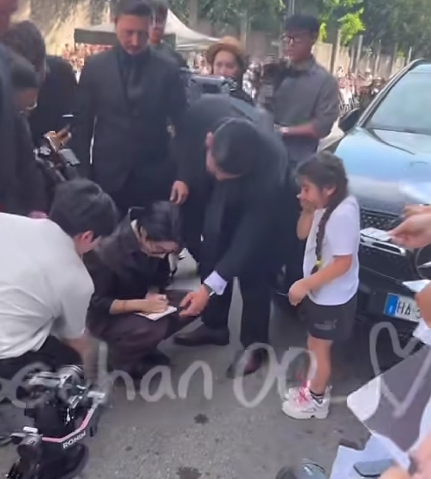 ninoononie_'s tweet photo. this is how u won people’s heart btw, by simply being WHO YOU ARE.

a kind, down to earth person. good things always find its way to show themselves ❤️‍🩹

#HAN https://t.co/ttCfN8JgdO