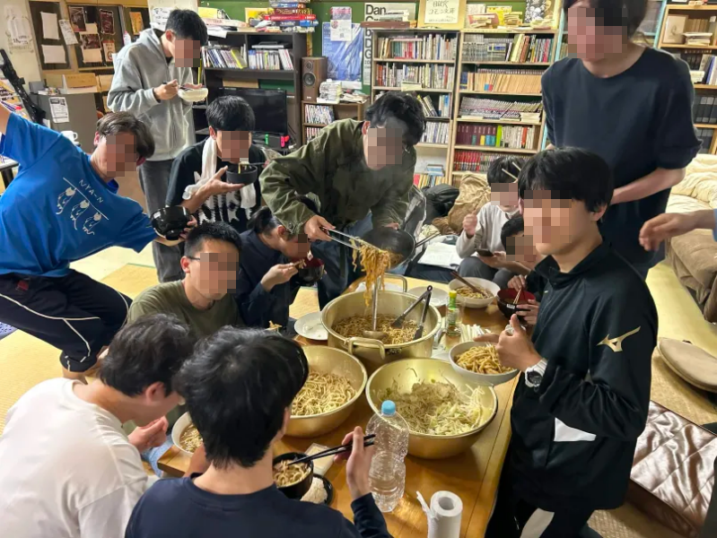 nsr_dom's tweet photo. 日就寮で不定期に開催される鍋二郎が先日も大盛況。20人近くの寮生が鍋を囲み、楽しいひと時を過ごしました。 https://t.co/vBCYKr8b6u