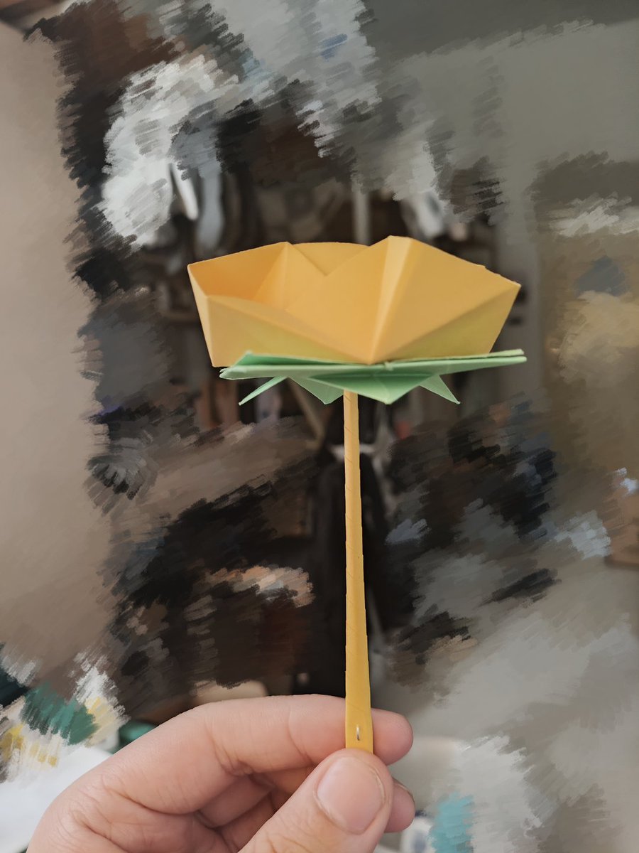 Sice2022i's tweet photo. 他毕业了，他和我说，这朵花他收藏了很久，但是带不走了，就放在桌子上吧。
那是我前年给他做的。
不知怎么的，就是想哭，就是有点想哭。
我笑着敲下文字。
“没关系的，我去了**（他上班的城市）给你再做个新的就好。”
我想和他度过余生，至少这一刻。 https://t.co/UQjlTVIDnY