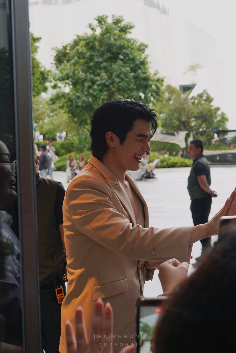 mai__non_'s tweet photo. คนที่แฮปปี้ตอนรวมพลที่สุด = @milephakphum

#GuerlainFragrancexMile
#MilePhakphum https://t.co/Hg0mWie5og