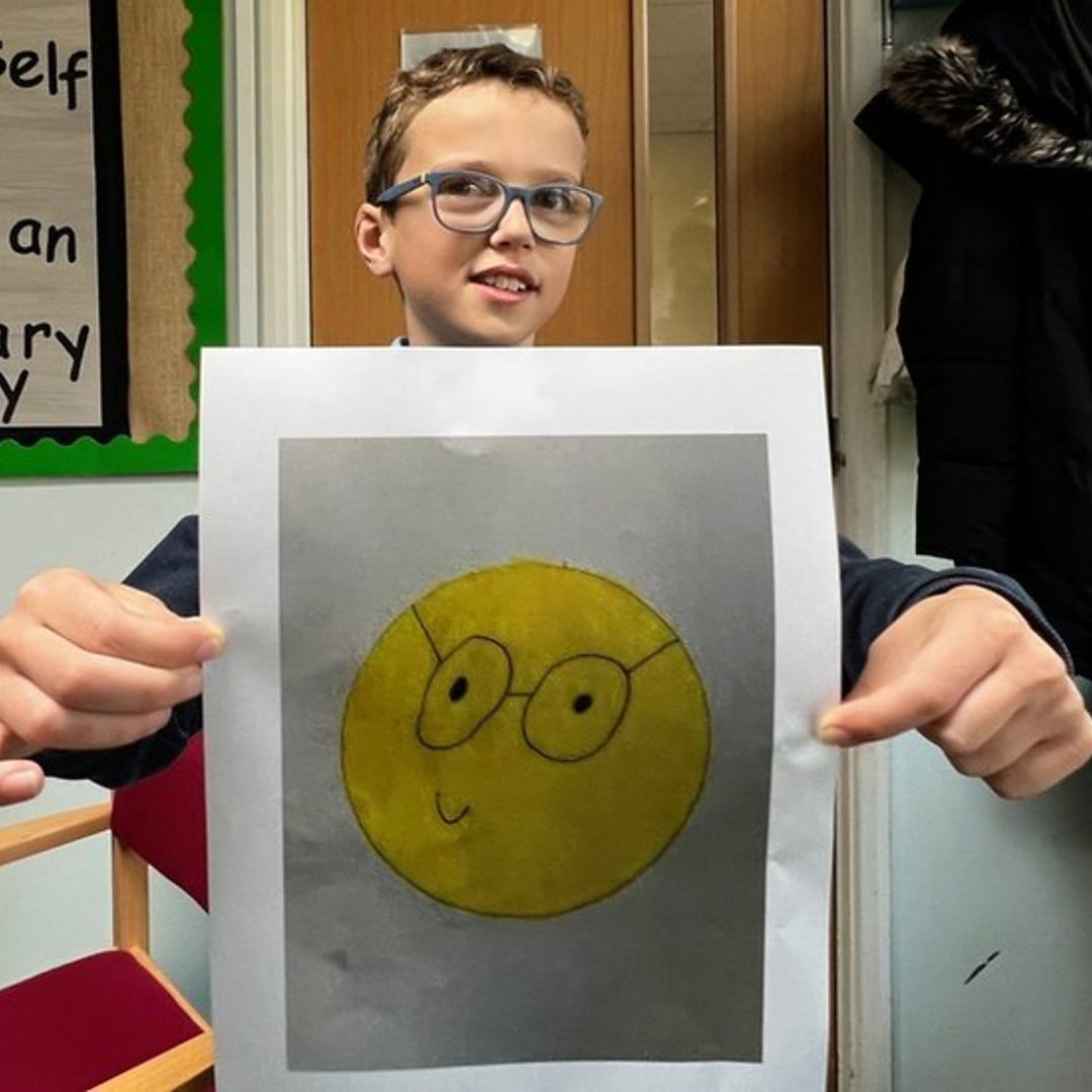 Cultination1's tweet photo. 🤓✊🇬🇧 Ce garçon de 10 ans LANCE une pétition contre l’emoji « intello » d’Apple, car il le trouve OFFENSANT.

Teddy Cottlel, 10 ans, originaire d'Oxfordshire et PORTEUR DE LUNETTES, juge l'emoji "nerd" d'Apple offensant à cause de ses dents proéminentes et son nom stigmatisant.

Il LANCE une pétition demandant à Apple de le renommer "genius emoji" et propose lui-même un nouveau design, plus respectueux, qui a depuis recueilli des centaines de signatures.
(People Magazine)