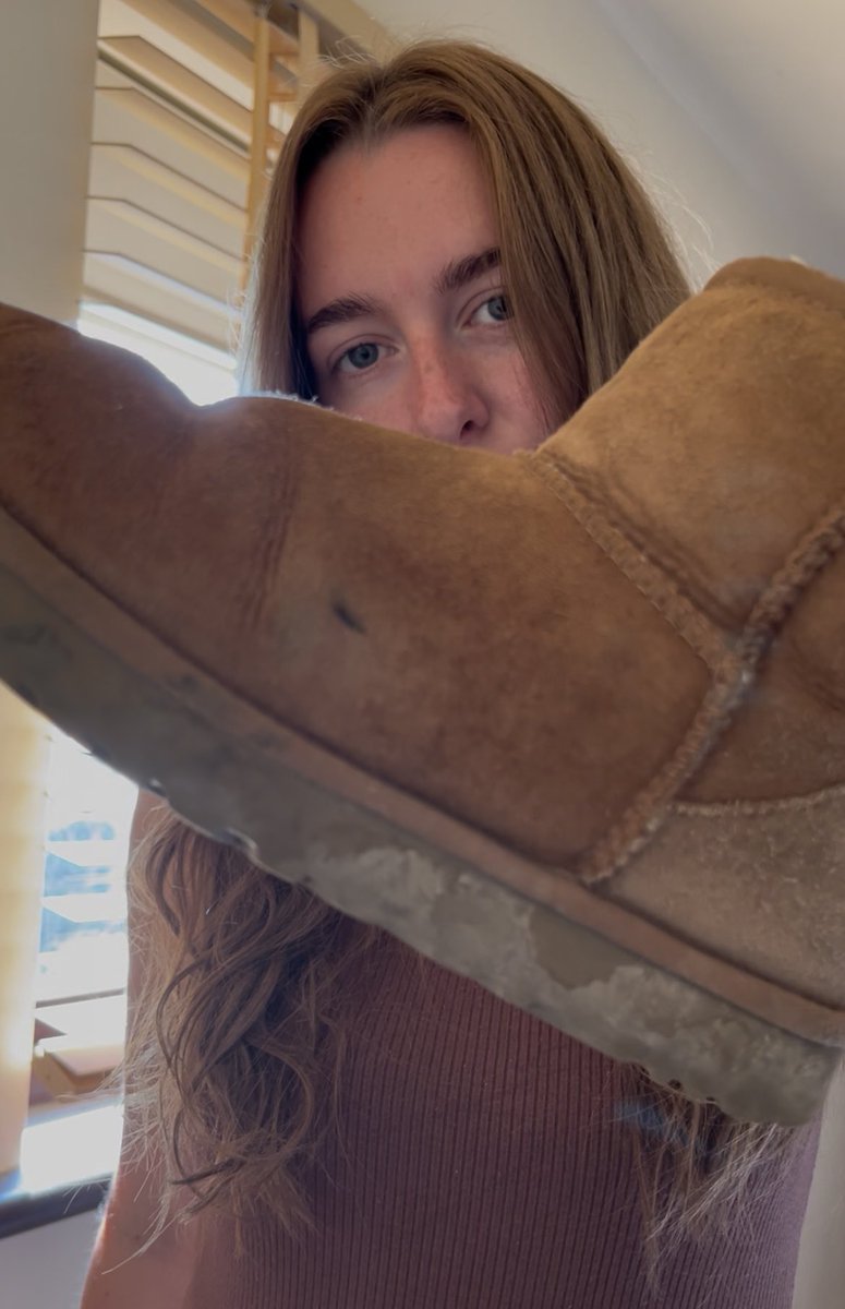 princessell_99's tweet photo. My Uggs are like 5 years old. Look how filthy they are🤭

Findom footworship fur Uggboots footfetish https://t.co/LeZ17Z67zj