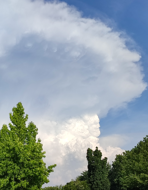 some_maps's tweet photo. Crispy tower just east of Dresden/Germany, 30 mins ago. 
https://t.co/Lv8vAjMqsV https://t.co/j0zQSz7OAv