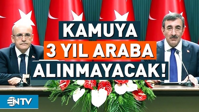 DeSeteneya's tweet photo. Alın size Kamuda Tasarruf..

Manşetlerde kaldı!

3 yıl zorunlu haller dışında araç alınmayacak, kiralanmayacaktı...

Milyonlarca emekli, işçi ve dar gelirli yüksek enflasyon karşısında yaşam mücadelesi verirken, kamuda tasarruf kağıt üstünde kaldı.

2024’te Kamuda tasarruf hedefiyle açıklanan pakete rağmen kamu araç filosu küçülmedi.

Son iki yılda 9 bin 218 adet yeni araç alımı için 10 milyar lirayı aşan harcama yapıldı.

2026 bütçesinde bin 667 yeni aracın daha satın alınması planlanıyor.

Kamunun araç kiralarına da milyarlar aktı.
2024 yılında  26,5 milyar TL olan kiralama giderleri,
2025 yılında  38 milyar TL oldu.
2026'nın ilk beş ayında yüzde 335 artışla 
2,4 milyar TL oldu.

#GeçimYoksaHuzurYok
