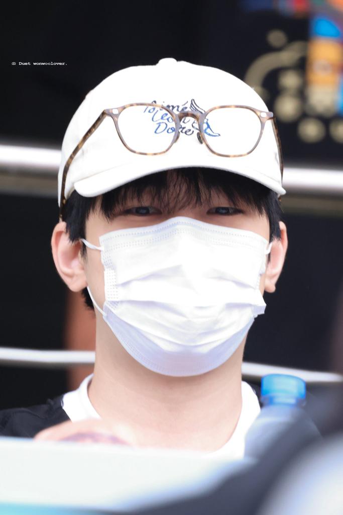 mengarcive's tweet photo. Jujur gak pernah terlalu merhatiin matanya wonwoo, tapi di foto ini matanya .. matanya .. matanya .. buat kesemsem bgt 
His messy bangs https://t.co/6BUxiZTZIc