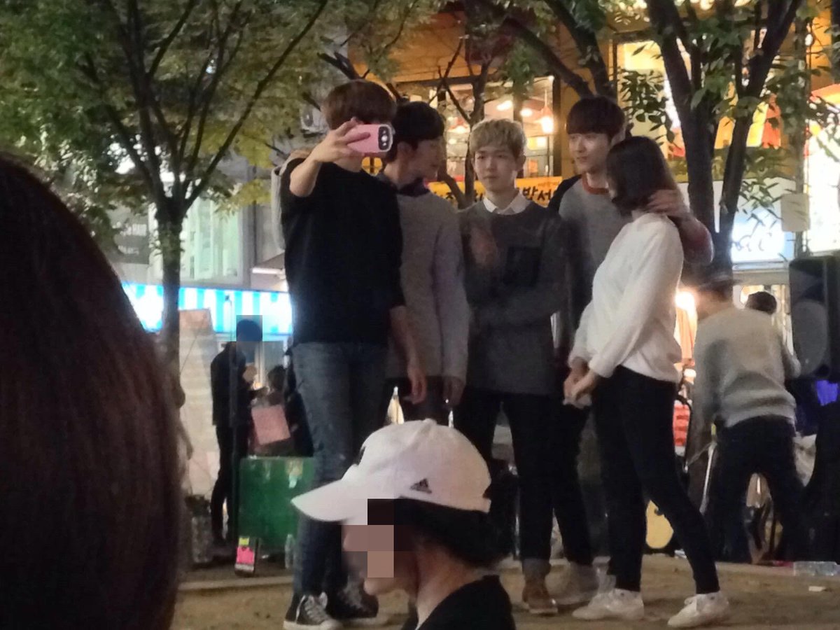 kjhchinaunion's tweet photo. 14년 10월 버스킹 중이던 재환이! 팬들이랑 사진 찍고 있다고 해요

Op met Jaehwan back in October 2014 while he was busking, taking photos with fans.

cr xiaohongshu 环珮叮当
https://t.co/l5nZSRBEy3 

#金在奂 #KIMJAEHWAN #김재환 https://t.co/iG9L3foRlt