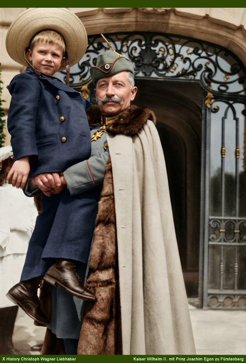 wagn36507's tweet photo. Ein kaiserlicher Schnappschuss und seine bittere historische Ironie 📜📸

Das berühmte Foto vom 7. Mai 1904 vor Schloss Donaueschingen zeigt Kaiser Wilhelm II. mit dem sechsjährigen Prinzen Friedrich Eduard „Fritzi“ zu Fürstenberg. Es gilt als eine der seltenen Aufnahmen, die den Monarchen in einem völlig ungezwungenen, privaten Moment zeigen.

Hinter dem herzlichen Motiv verbirgt sich das dichte Netzwerk der kaiserlichen Entourage: Fritzis Vater, Max Egon II. Fürst zu Fürstenberg, gehörte als Philanthrop und Großgrundbesitzer zum exklusiven, hochpolitischen Freundeskreis um den Kaiser. Wilhelm II. flüchtete zeitlebens vor dem steifen Berliner Protokoll zu Hofjagden nach Baden. Die Fürstenbergs profitierten im Gegenzug massiv vom kaiserlichen Wohlwollen – so ernannte Wilhelm II. das fürstliche Bier kurz darauf per Prädikat zum „Tafelgetränk Seiner Majestät“.

Das Bild birgt jedoch eine tragische historische Ironie, die symptomatisch für das Ende des Kaiserreichs steht: Der kleine Junge im Matrosenanzug, der den Kaiser hier zum Lachen bringt, fiel nur zwölf Jahre später als junger Leutnant im Ersten Weltkrieg an der rumänischen Front.

#Zeitgeschichte #Kaiserreich #WilhelmII #Donaueschingen #DeutschesReich #Geschichte