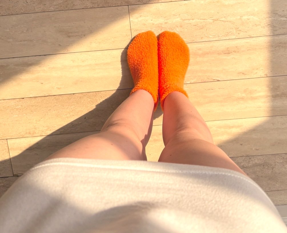 midnightjadee's tweet photo. big tee + fuzzy socks this sunday morning as always. come get comfy and stay in bed with me. you send while i online shop 😇
be a good boy and spoil me ~ just keep sending, rinse, and repeat for me 🌀💗

findom femdom https://t.co/ubcEocq7lT
