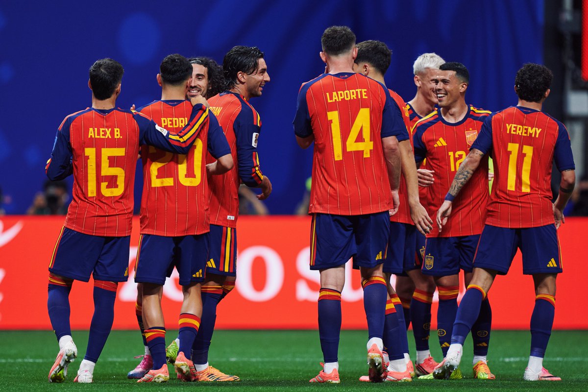 SEFutbol's tweet photo. 𝗝𝘂𝗴𝗮𝗺𝗼𝘀 𝗰𝗼𝗺𝗼 𝗲𝗾𝘂𝗶𝗽𝗼 𝘆 𝗰𝗲𝗹𝗲𝗯𝗿𝗮𝗺𝗼𝘀 𝗰𝗼𝗺𝗼 𝗳𝗮𝗺𝗶𝗹𝗶𝗮.

🇪🇸 🆚 🇸🇦 | 4-0 | 61’

#VamosEspaña | #CopaMundialFIFA https://t.co/qfnWvLCRFL