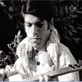 akeskinavesta's tweet photo. Ev eşqa Dîno ya başûriyan ji kû tê? :) Ji navê wî tê an ji “Oy yarê”? Ez dibêm ji herduyan jî…
Ma li vir bi salan e nedigotin ku başûrî ji İbrahim Tatlıses û Sibel Can pê ve li kesî guhdarî nakin?
2005an nêzîkî mehekê ez li Diyana mam, Soran. Li gund û deşt û çol û çiyan digeriyam. Rojekê li ber pirekê em rûniştibûn, gundiyên derdorê diçûn û dihatin, tenê erebeyekê dikaribû derbas bibe, yên din disekinîn. Çav û guhê min li ser wan bû, bi giştî dengê hunermendên bakurî dihat ji seyareyên wan. Hinek ji wan hunermendan piştre belasebeb henek û heqaret li wî xelkî kirin. Dîno berevajî wan, bi qasî ku ji dûr ve dibînim, kesekî muedeb bû, zimandirêjî nekir li hember xelkê xwe û îro em dibînin wek starekî mezin tê pêşwazîkirin, derdikeve ser sehnê. Bingeha vê ya dîrokî jî heye; Eyşe Şan, Mihemed Arif Cizîrî, Hesen Cizîrî li Başûr pir navdar bûn, gelekî li wir man. Mihemed Şêxo, Temo demekê pêşmergetî kirin. Seîd Yûsif û Seîd Gebarî stranên pir xweş çêkirin ser Başûr.
Ez ji vê rewşê pir kêfxweş bûm. Me hîs kir ku em miletek in, berdewamiya wê hêvî dikim.