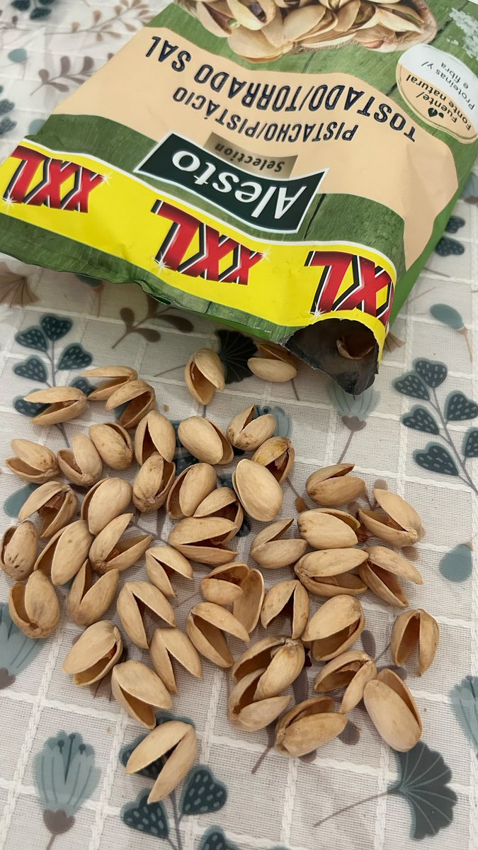 josedaniel_95's tweet photo. Hola @lidlespana, acabo de empezarlo, ¿donde reclamo todos los pistachos que faltan en mi paquete XXL ?😅 https://t.co/sLRYd2HNYk