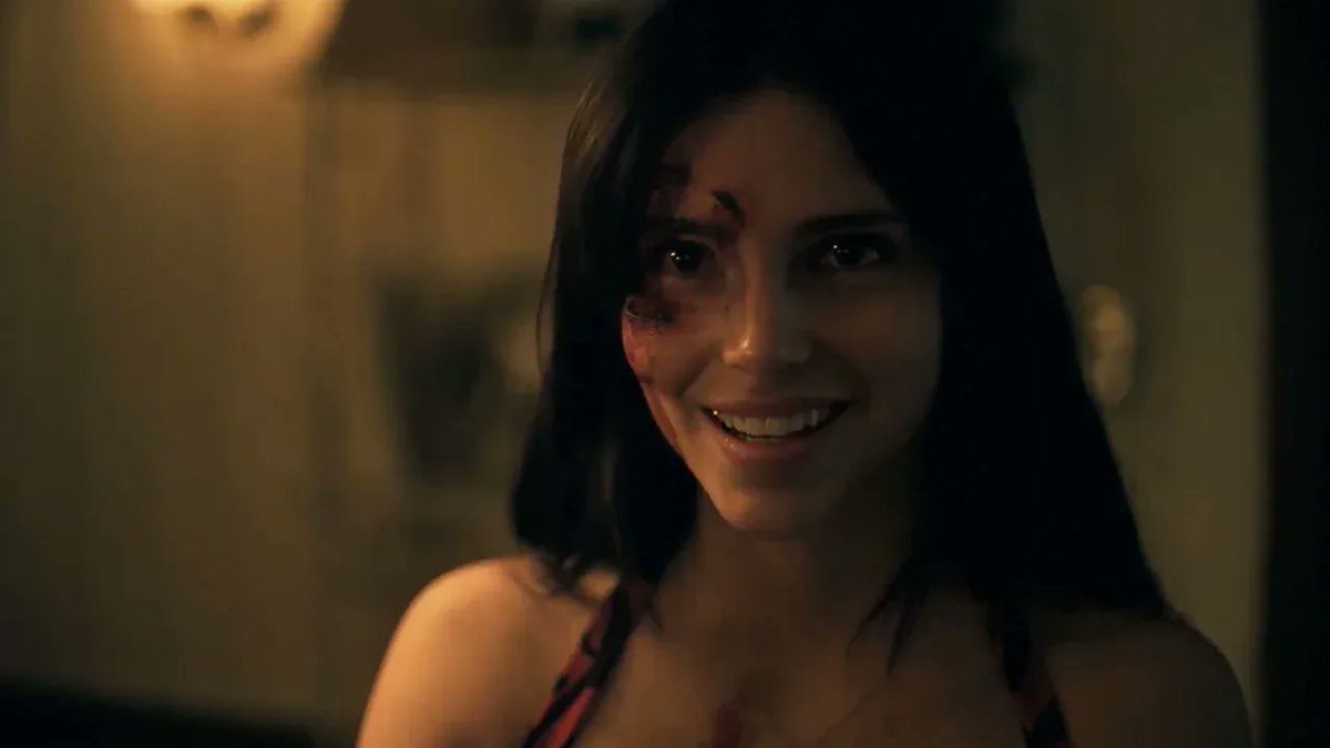 JuviCinefilo's tweet photo. Por su interpretación sin exageración de #Oscar, en #Obsession, Inde Navarrete, que interpreta a Nikki, va a pasar a la historia como uno de los personajes más icónicos que nos ha dado el cine en el género de terror moderno.

Es por el momento y, DE CALLE, la mejor interpretación femenina del año 2026. Es absolutamente magistral el registro que hace, la capacidad que tiene de incomodar frente a la cámara y, tener la capacidad de, en muchas de las escenas, no saber que va a ser capaz de hacer y como te va sorprender.

Resulta escalofriante cada vez que sale en pantalla Nikki. Un personaje y una interpretación, que van a trascender en la historia del cine de terror y, se va a volver un icono generacional.

Ojalá la tengan en cuenta para un posible #Oscar (difícil por ser terror), bravo Inde Navarrete. 👏