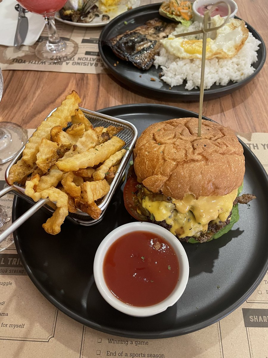 lawrence_ipsum's tweet photo. Mej maalat ang smash burger at fries ng The Perfect Pint. Or today lang gano’n? Haha. https://t.co/EVl2gmGLMe