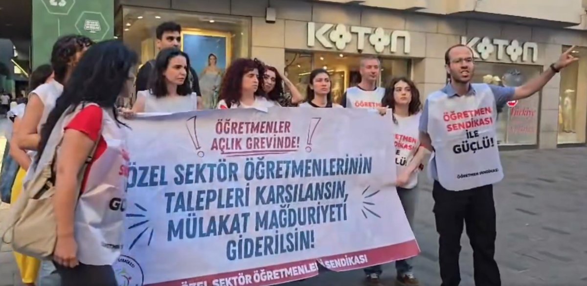 P_DevrimciDurus's tweet photo. #ÖğretmenSendikası'nın Taksim'de TÖZOK önünde yaptığı eylem polisin saldırısına maruz kaldı. Ablukaya alınan öğretmenler, halkın tepkisi üzerine serbest bırakıldı, sonra yoldan gözaltına alındı.
https://t.co/sNnGJRDzJJ https://t.co/InWoR7Stca