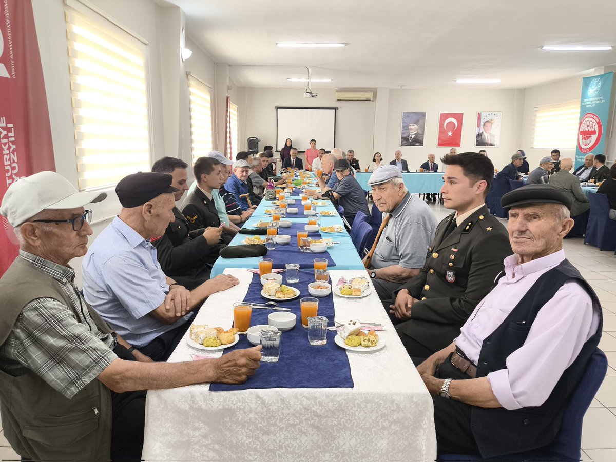KirklareliAsh's tweet photo. Bilgin Özbaş ile birlikte Kırklareli Huzurevini ziyaret ederek kıymetli büyüklerimizle bir araya geldi.
Büyüklerimizin Babalar Günü’nü kutlayan heyet, kendileriyle sohbet ederek hayır dualarını aldı. Tüm babalarımızın ve baba adaylarımızın https://t.co/YbEtVW88X0